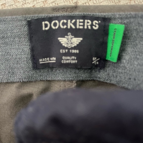 Dockers from Macys
Size 42x30
Two colors
Classic fit - Picture 2 of 5